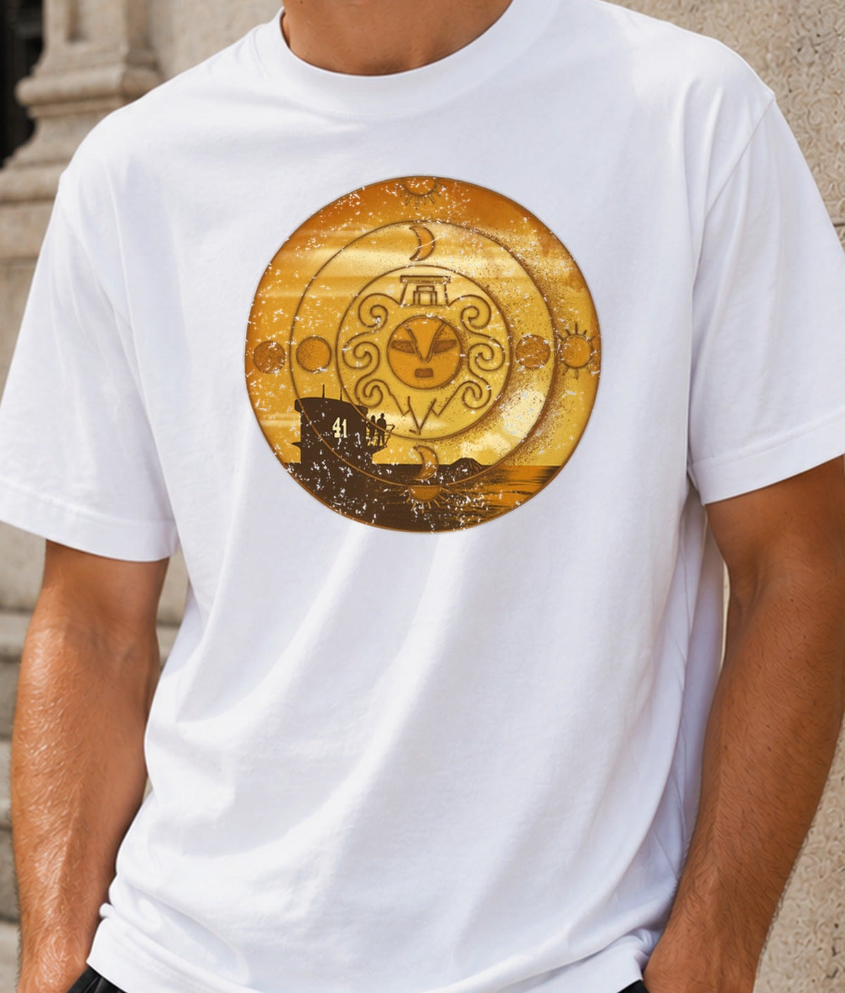 Camiseta Keys of Atlantis – Submarino y Mitología Perdida (blanca)