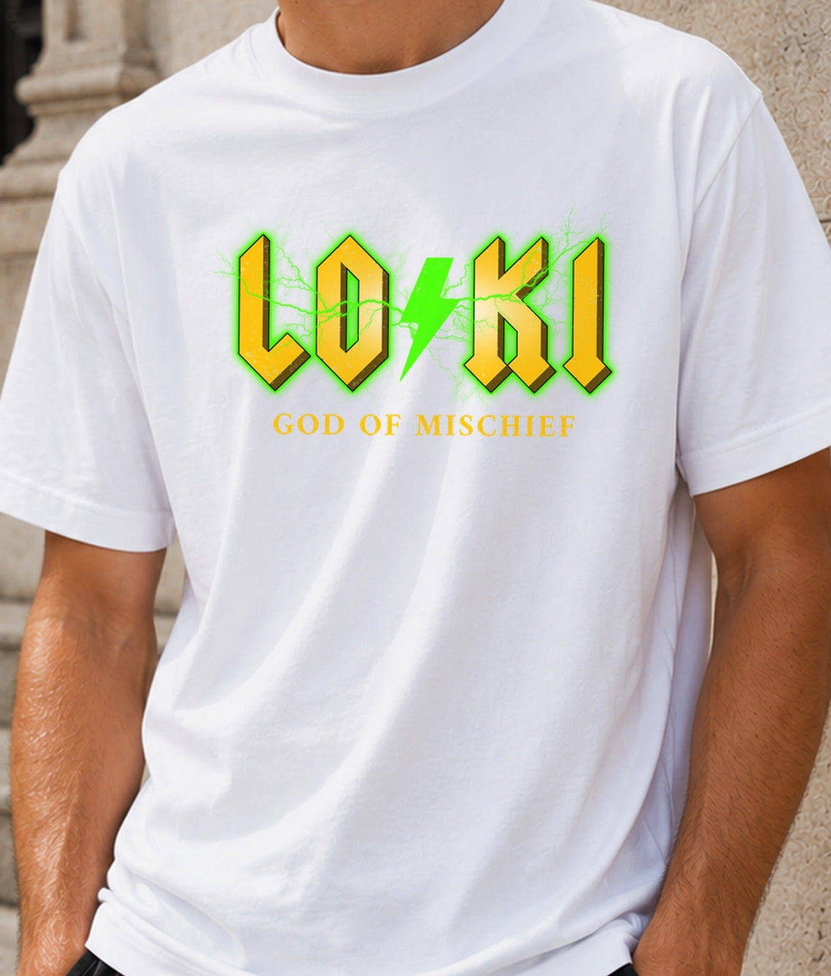 Camiseta Loki ACDC – Dios del Caos Estilo Rock (blanca)