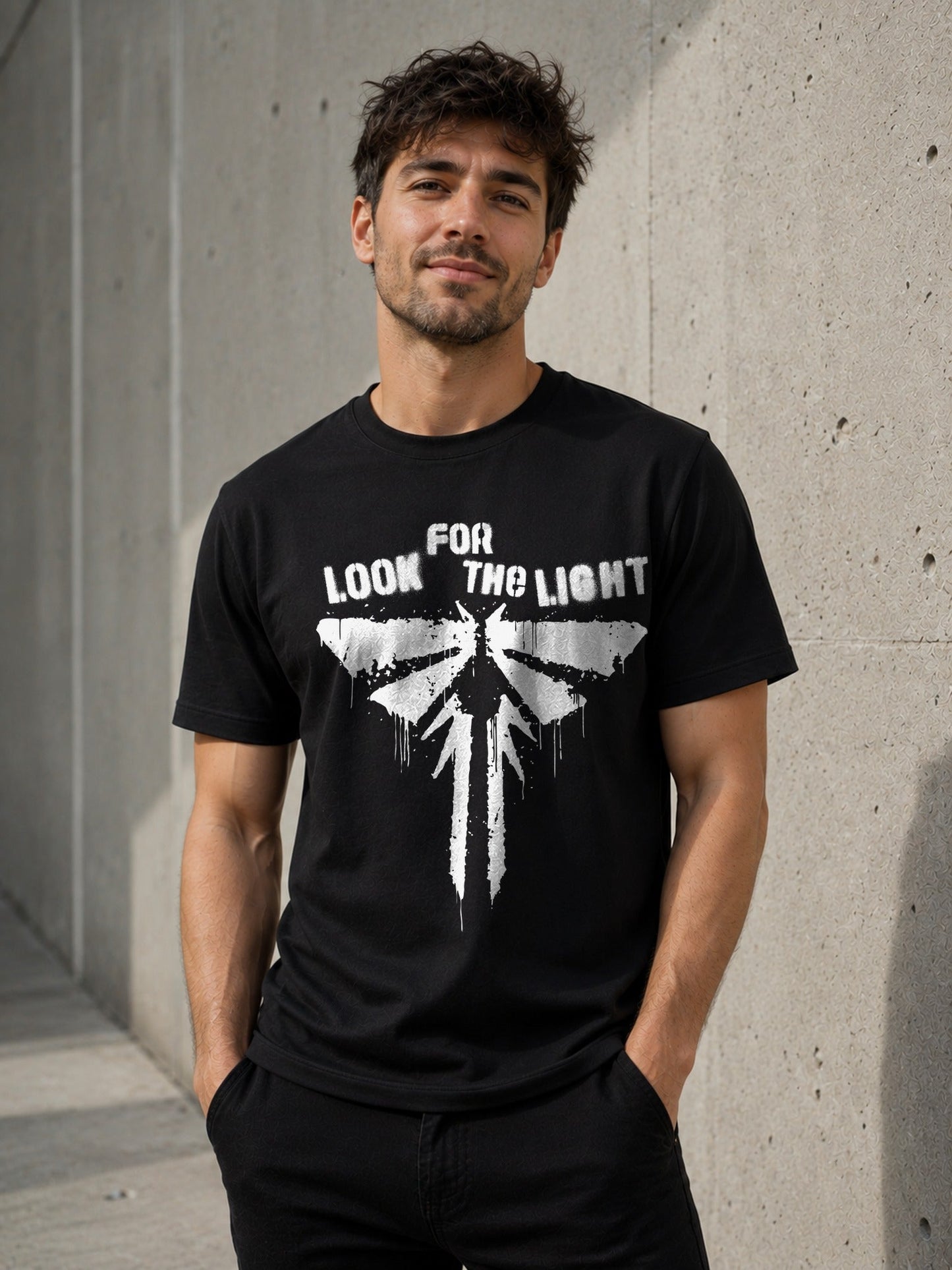 Camiseta con el diseño Look For The Light – The Last of Us, de Paranoia Records