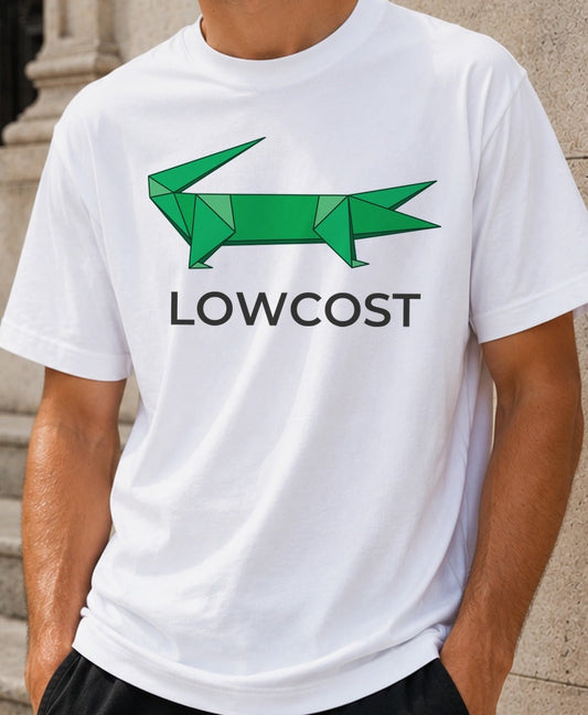 Camiseta Lowcost – Parodia Cocodrilo (blanca)