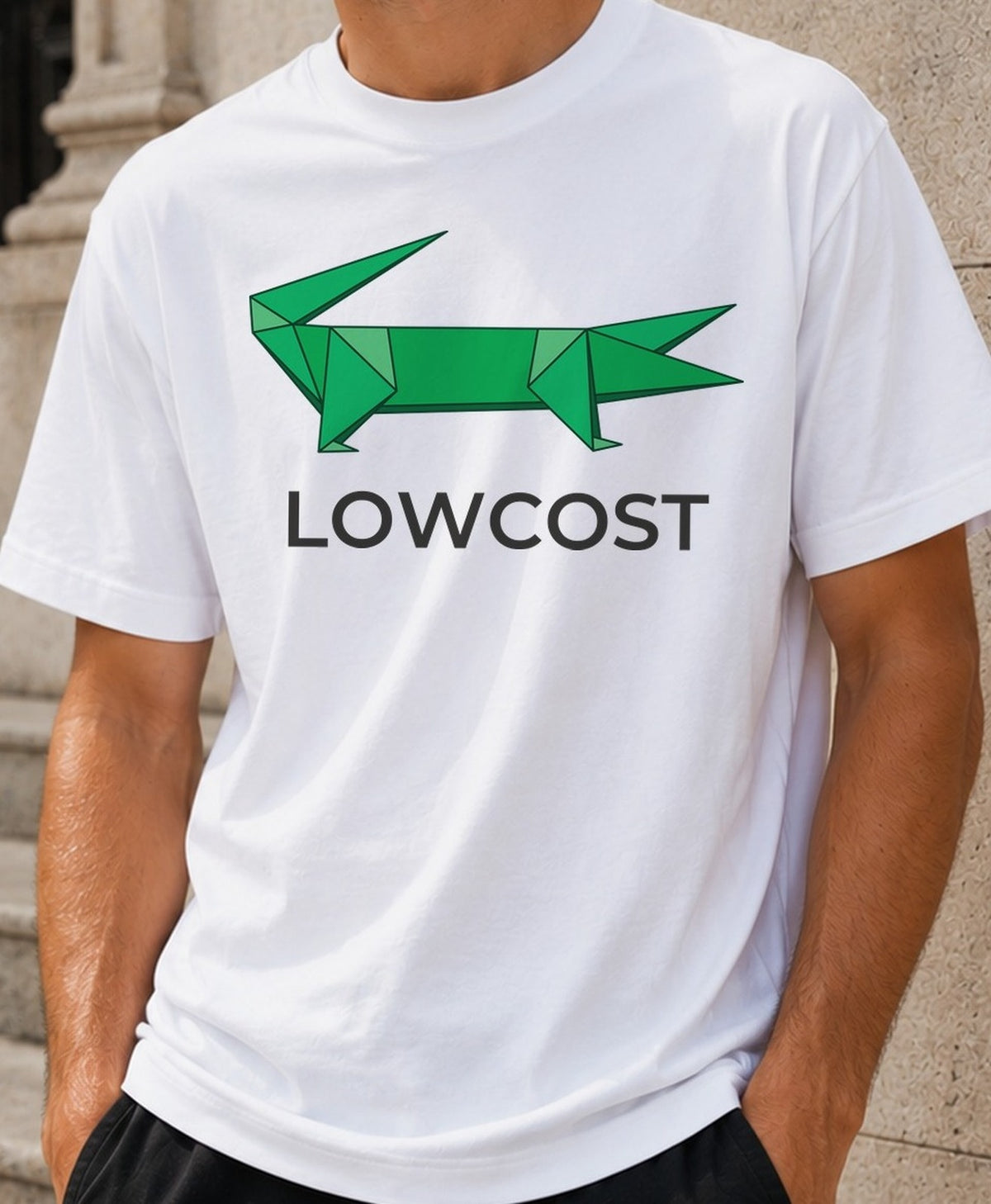 Camiseta Lowcost – Parodia Cocodrilo (blanca)
