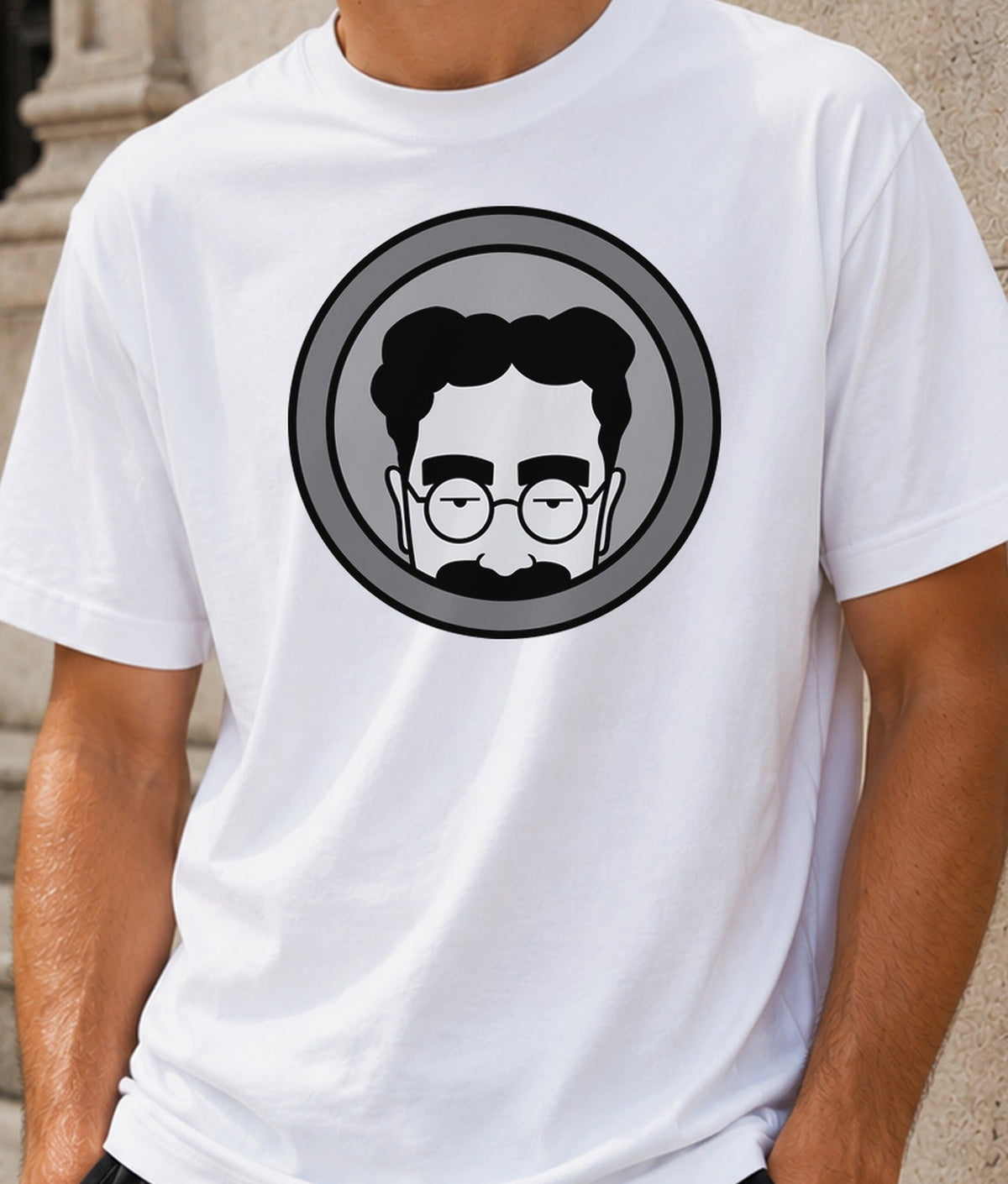 Camiseta Marx cabin – Retrato con Bigote y Guiño Fonético (blanca)