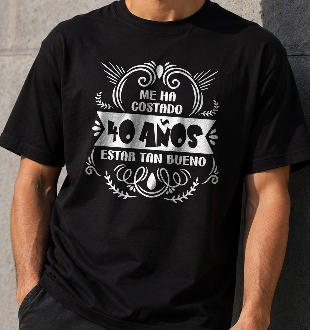 Camiseta Me ha costado 40 años estar tan bueno – Regalo de cumpleaños (negra)