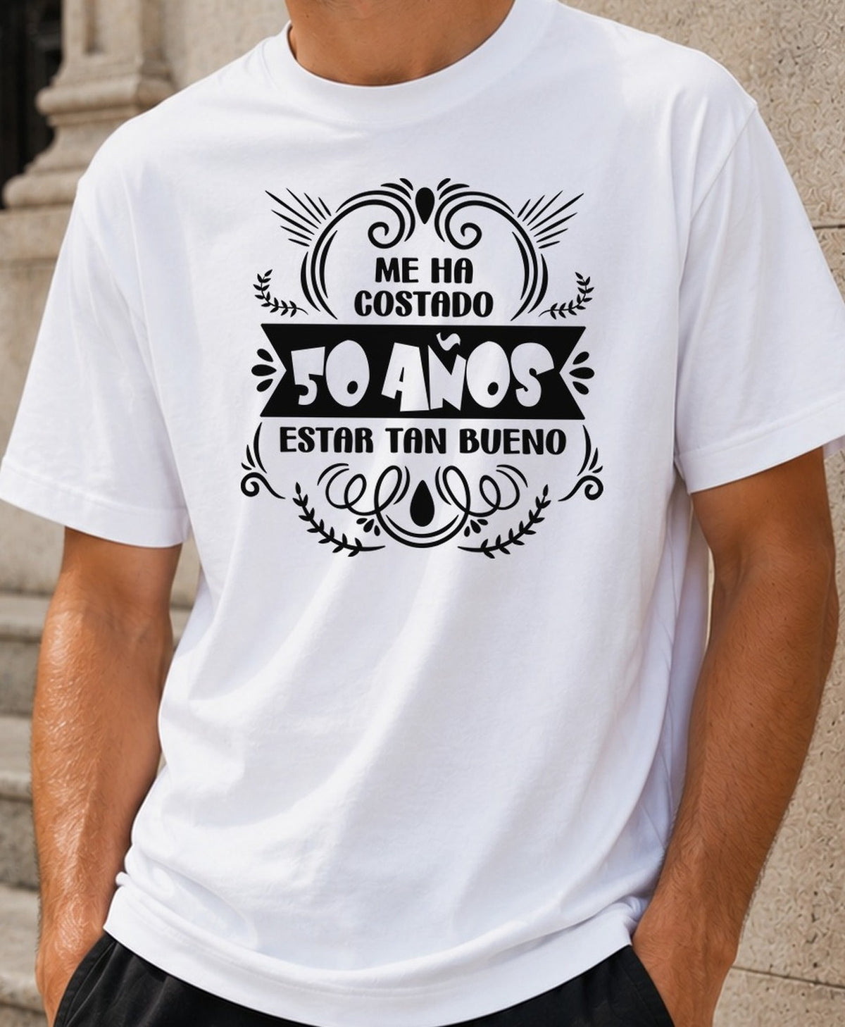 Camiseta Me ha costado 50 años estar tan bueno – Regalo de cumpleaños (blanca)