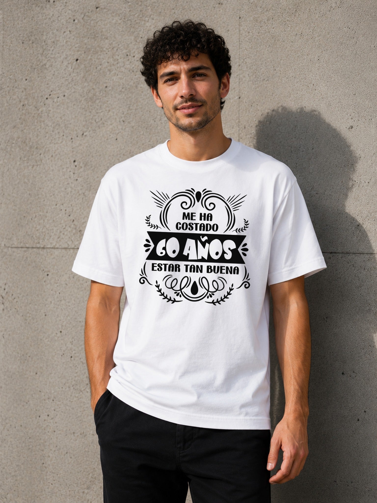 Camiseta con el diseño Me ha costado 60 años estar tan buena – Regalo de cumpleaños, de Paranoia Records