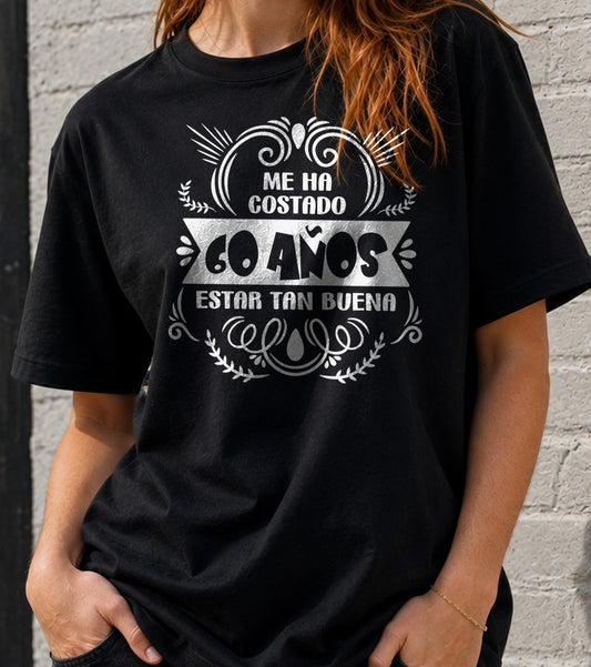 Camiseta Me ha costado 60 años estar tan buena – Regalo de cumpleaños (negra)