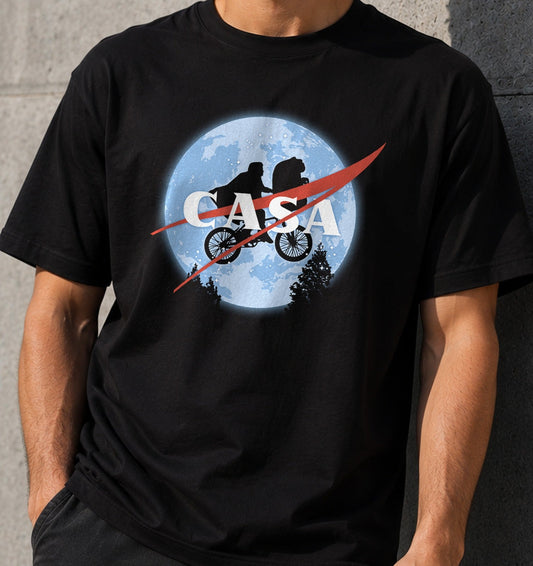 Camiseta Mi Casa – Parodia Espacial Ochentera (negra)