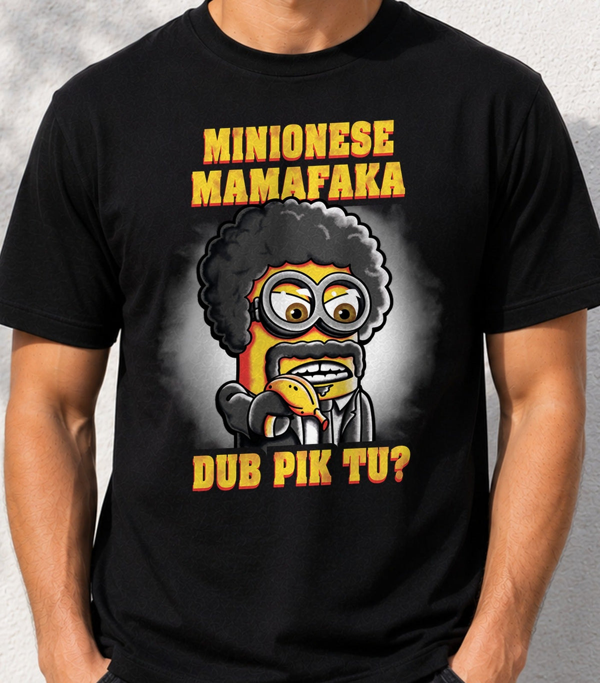 Camiseta Minionese Mamafaka – Parodia de Cine de los 90 (negra)