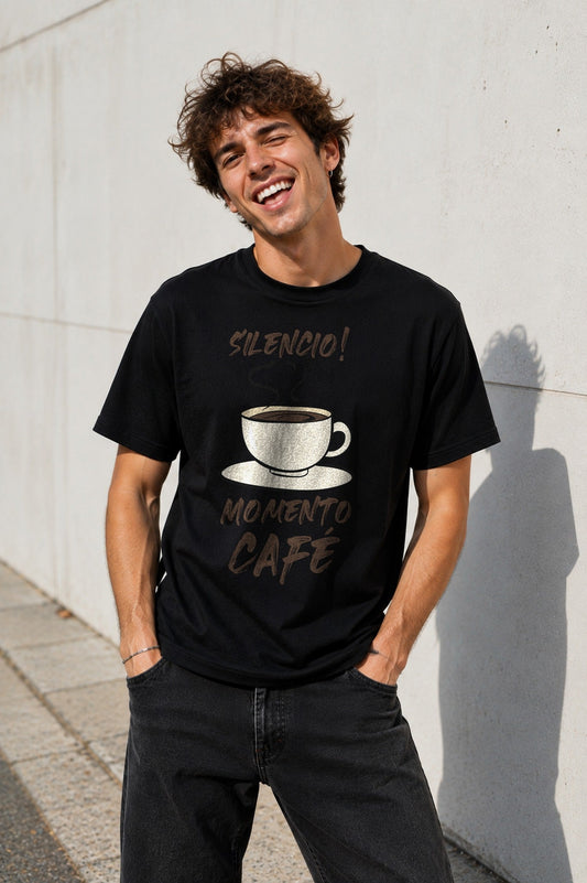 Camiseta con el diseño Momento Café – Regalo para adictos al café, de Paranoia Records