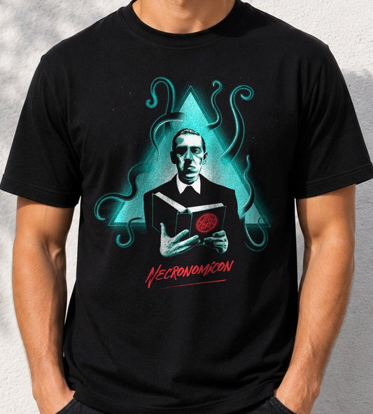 Camiseta Necronomicon – H.P. Lovecraft (negra)