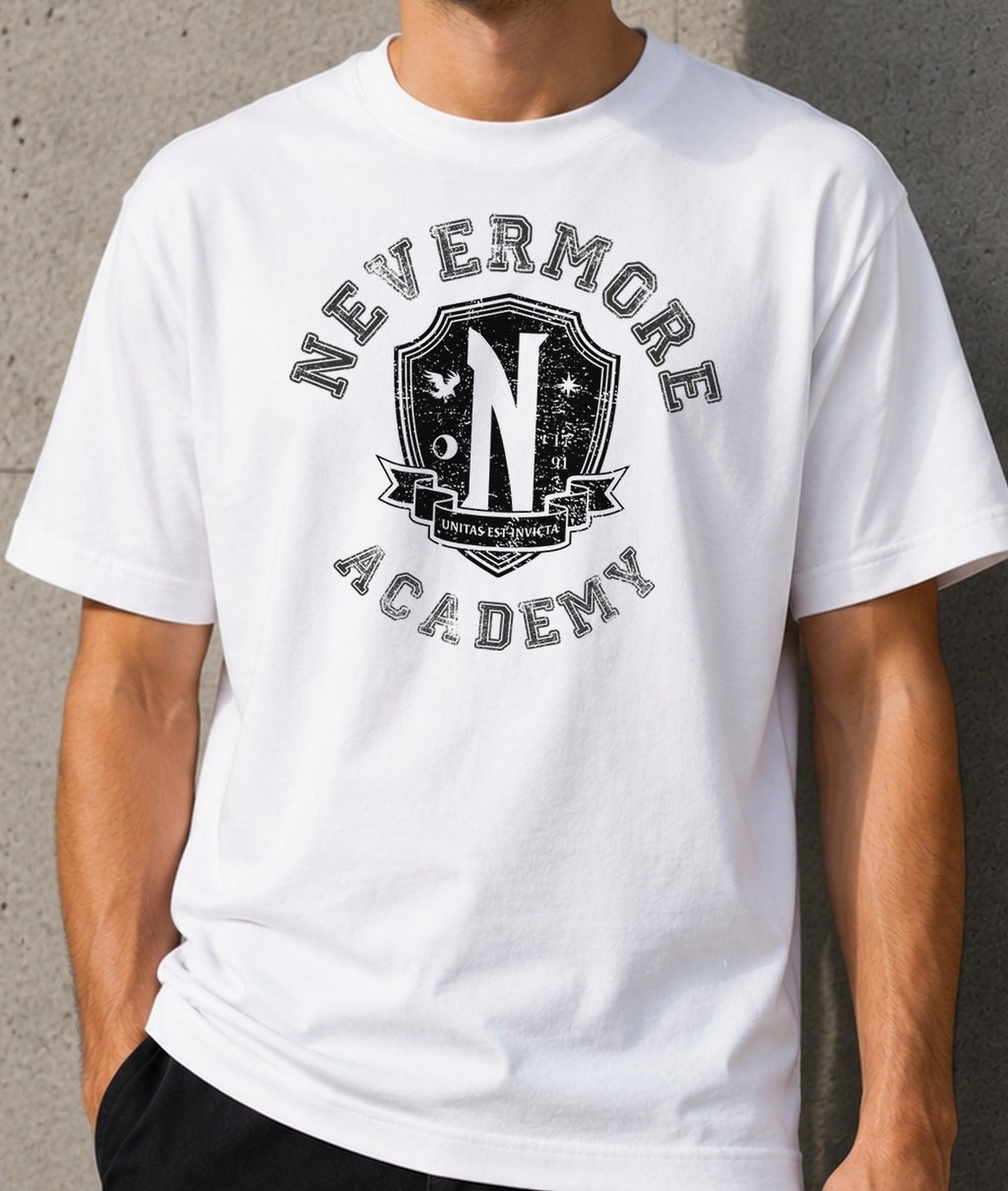 Camiseta Nevermore Academy – Miércoles Addams (blanca)