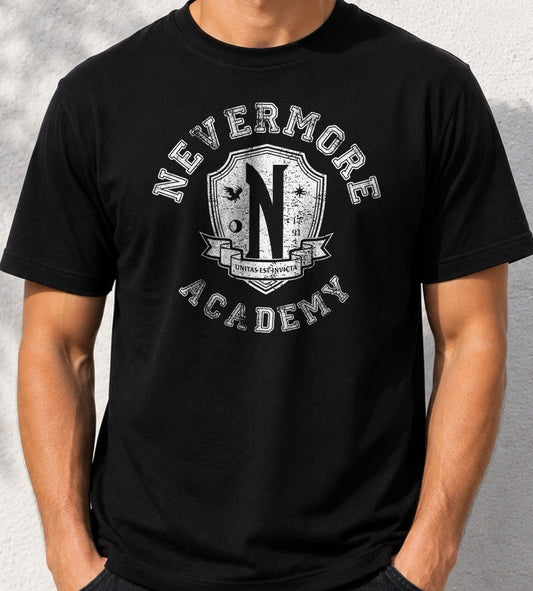 Camiseta Nevermore Academy – Miércoles Addams (negra)