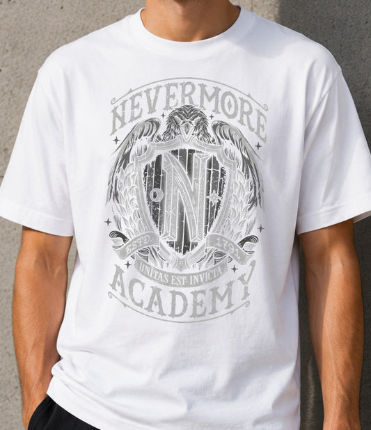 Camiseta Nevermore Academy – Escudo Gótico de Instituto (blanca)