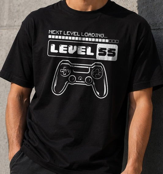 Camiseta Next Level 55 – Regalo de Cumpleaños Gamer (negra)