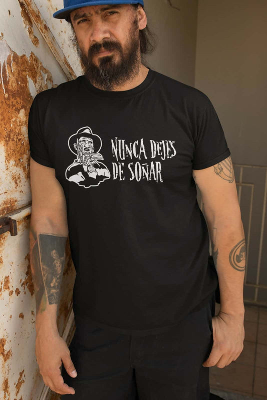 Camiseta negra con diseño de Freddy Krueger y frase 'Nunca dejes de soñar', inspirada en cine.