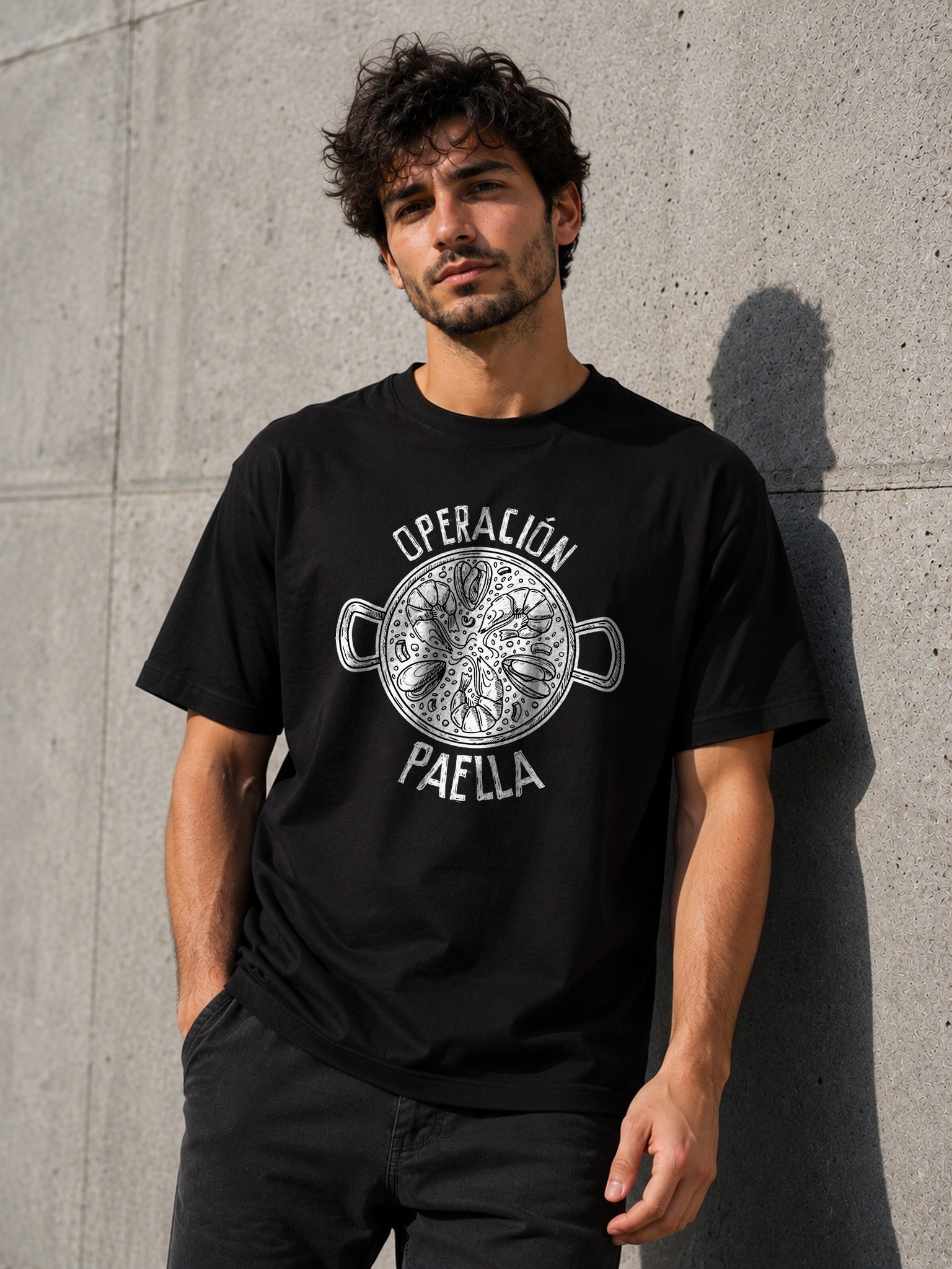 Camiseta Operación Paella – Regalo para el paellero de la familia (negra)