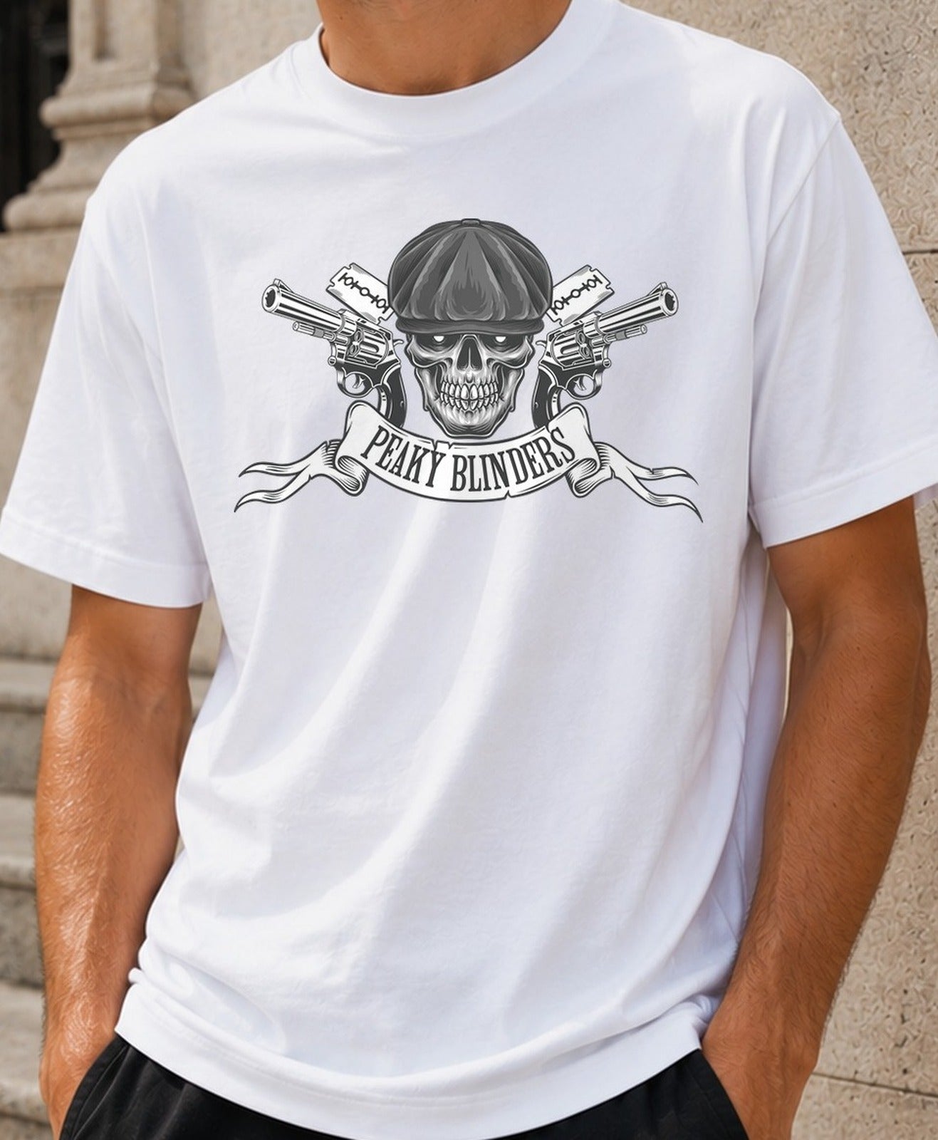 Camiseta Peaky Blinders – Calavera y Revólveres (blanca)