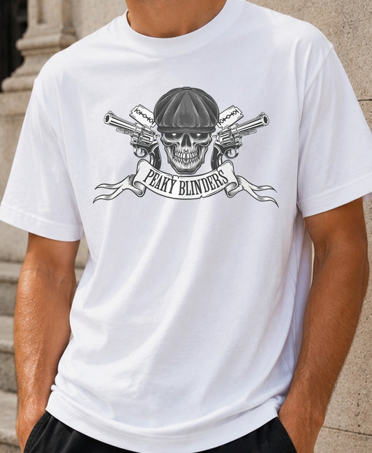 Camiseta Peaky Blinders – Calavera y Revólveres (blanca)