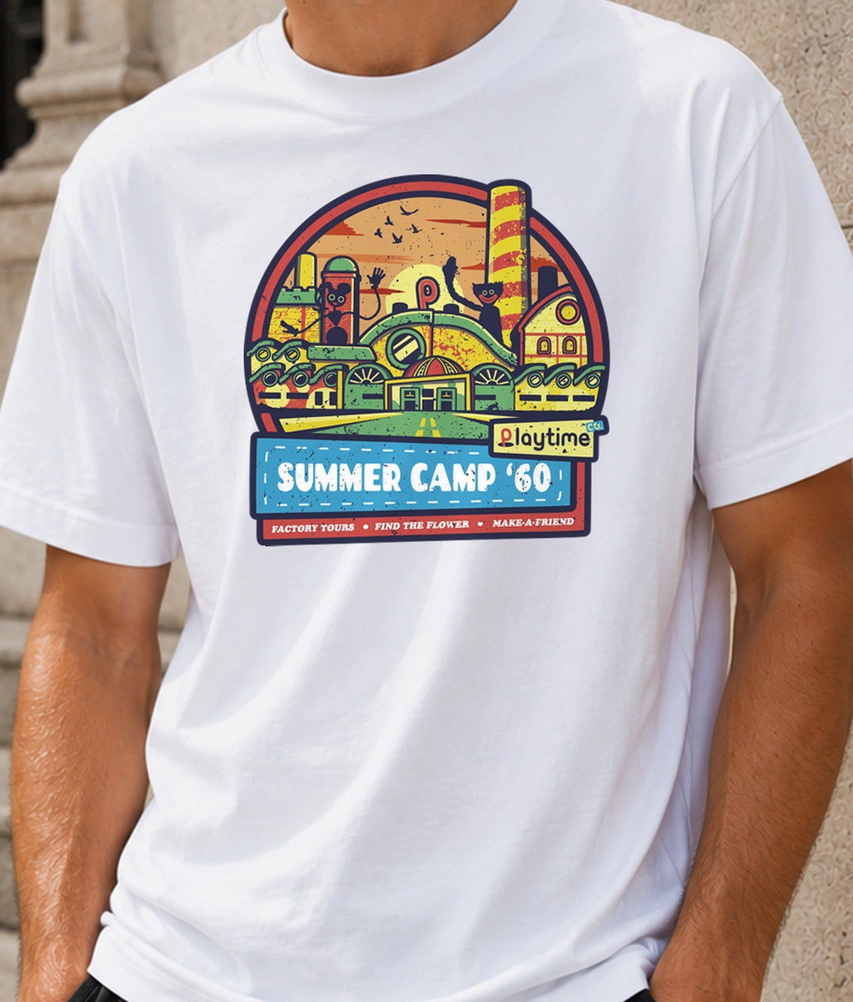 Camiseta Playtime Summer Camp – Terror y Campamento Retro (blanca)