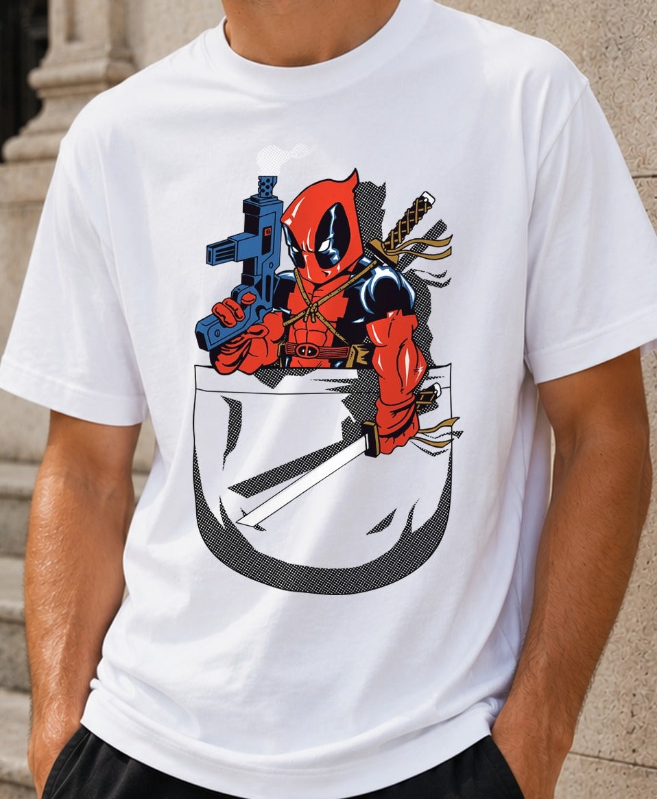 Camiseta Pocket Badass – Deadpool (blanca)