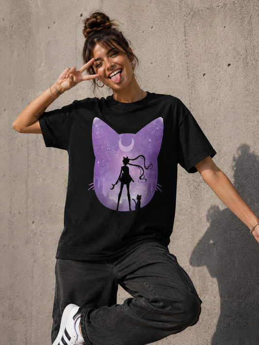 Camiseta negra con silueta de Sailor Moon y la gata Luna sobre cielo estrellado lavanda, diseño de DDJVIGO