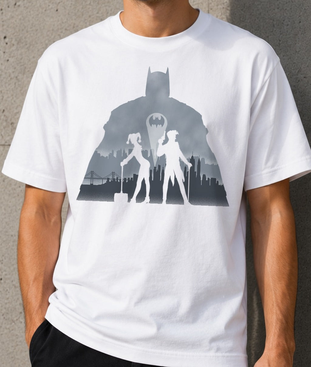 Camiseta Protector of Gotham – Batman, Joker y Harley Quinn (blanca)