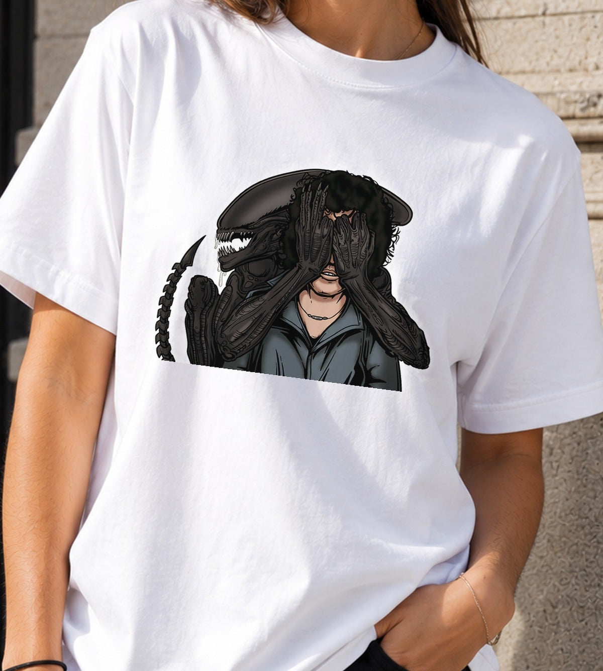 Camiseta Queens of the Nostromo – Terror Espacial y Monstruo Extraterrestre (blanca)