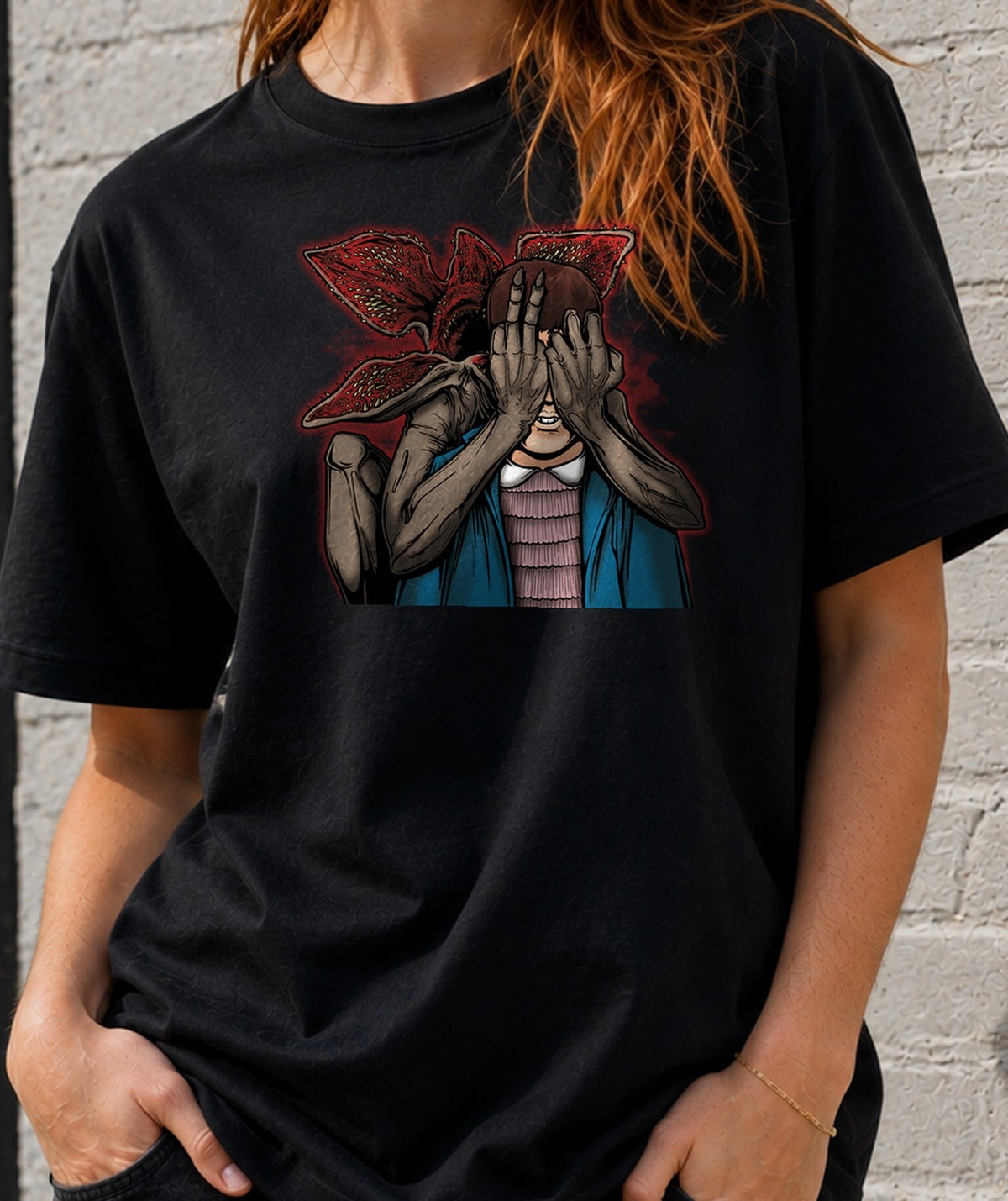 Camiseta Queens of the Upside Down – Monstruo y Niña con Poderes (negra)
