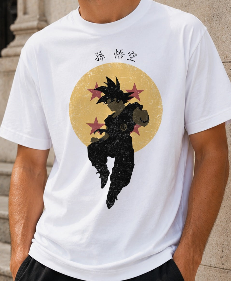 Camiseta Saiyan Hero – Goku de Dragon Ball (blanca)