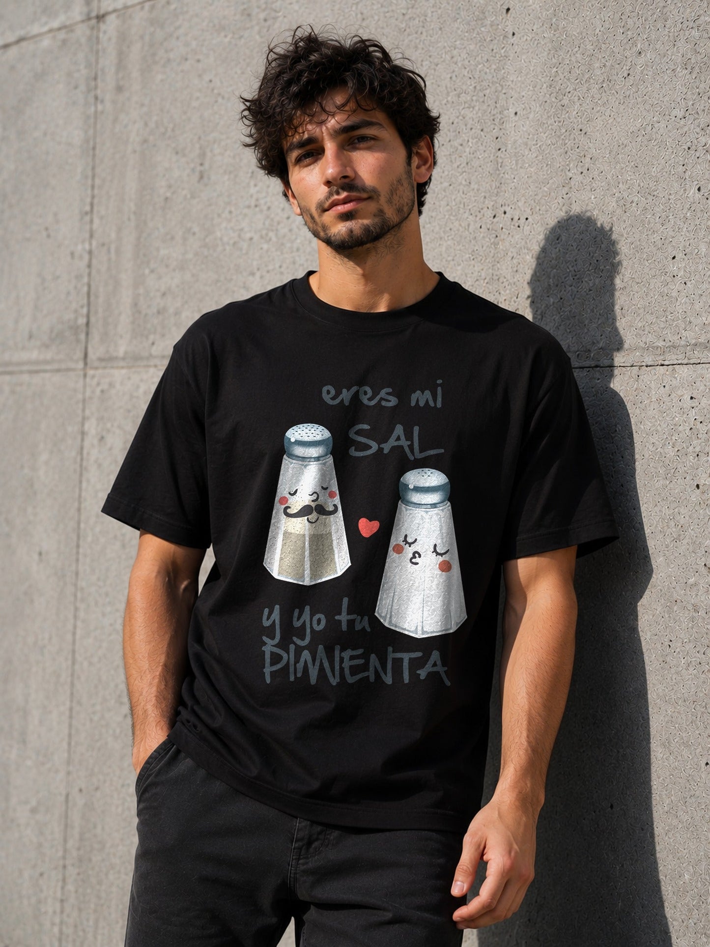 Camiseta con el diseño Eres mi Sal y yo tu Pimienta (para él) – Regalo San Valentín, de Paranoia Records