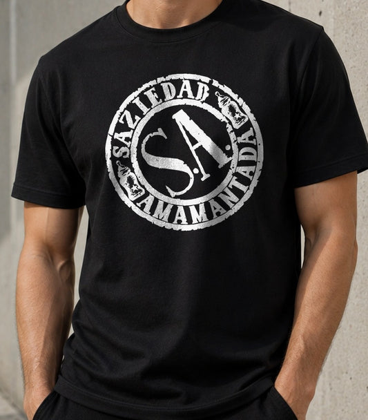 Camiseta Saziedad Amamantada – Sello Parodia de Sociedad Anónima (negra)
