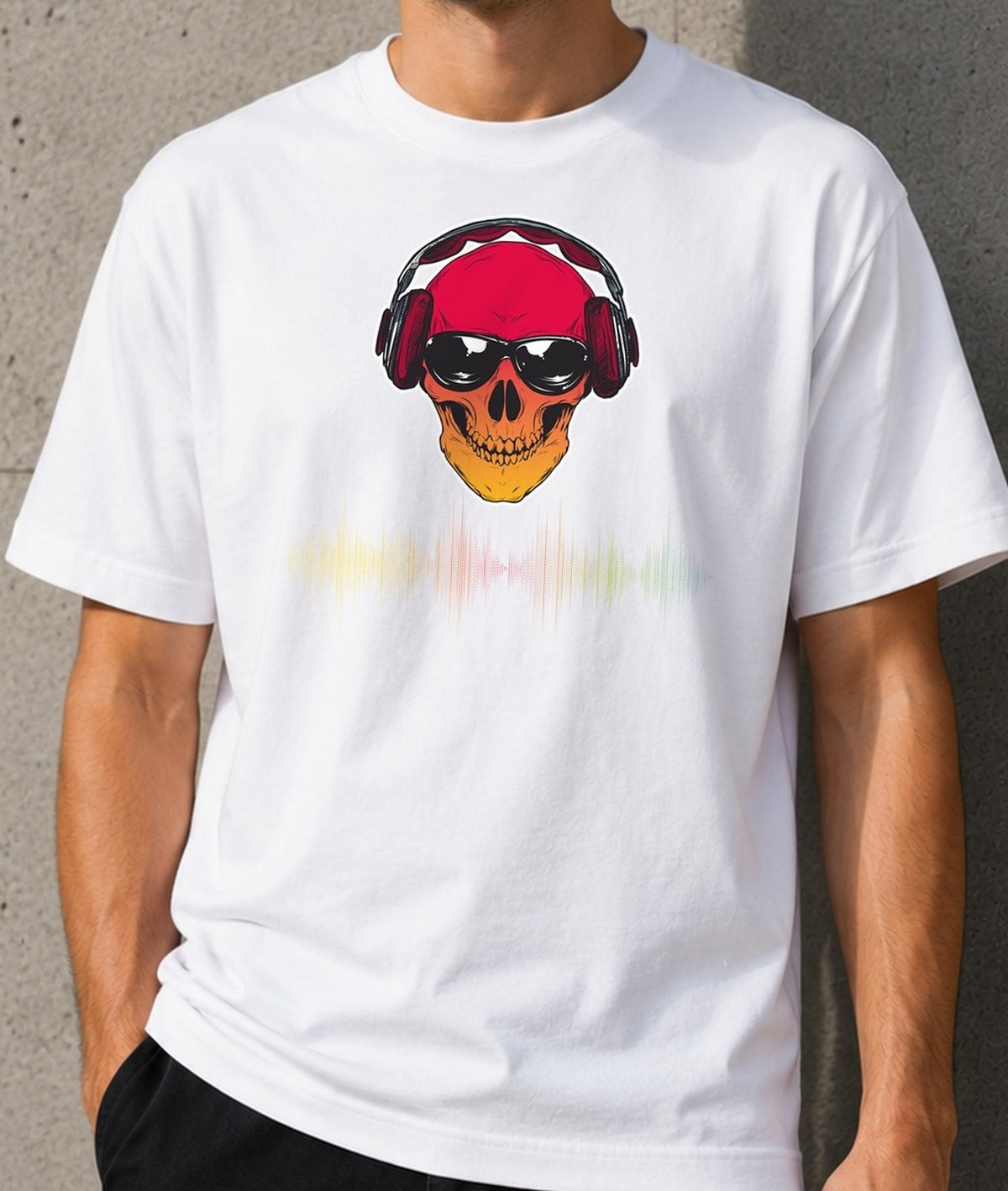 Camiseta Skull Podcaster – Calavera con Cascos (blanca)