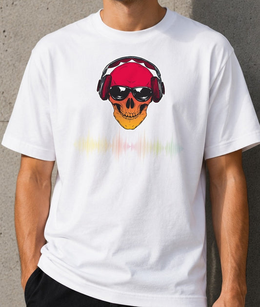 Camiseta Skull Podcaster – Calavera con Cascos (blanca)