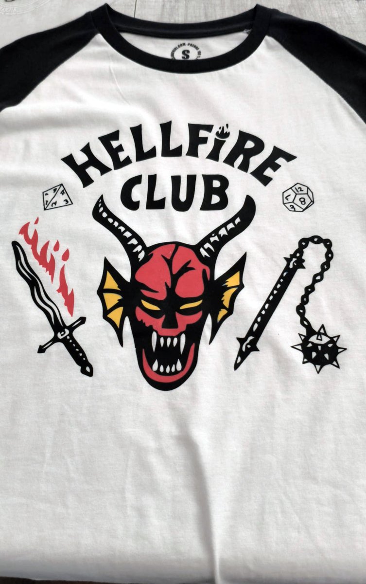 Camiseta Stranger Things Hellfire Club Outlet - El Cajón Friki