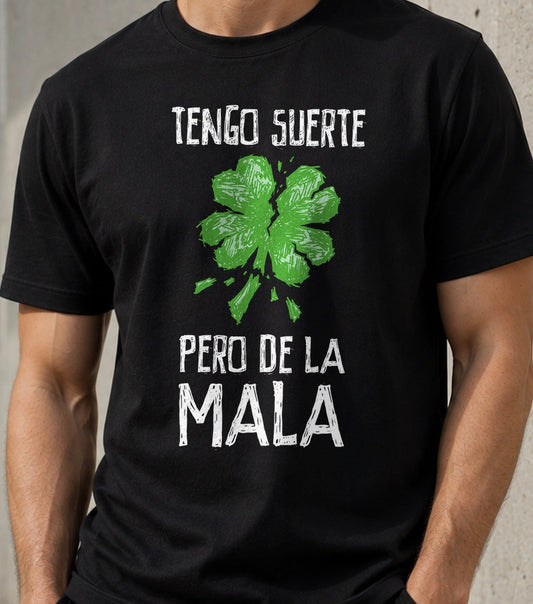 Camiseta Tengo Suerte – Frase Graciosa de Mala Suerte (negra)