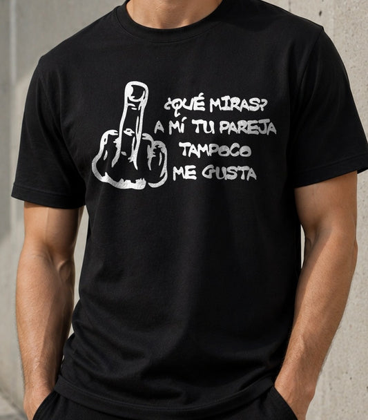 Camiseta Tu Pareja Tampoco Me Gusta – Humor Gamberro (negra)