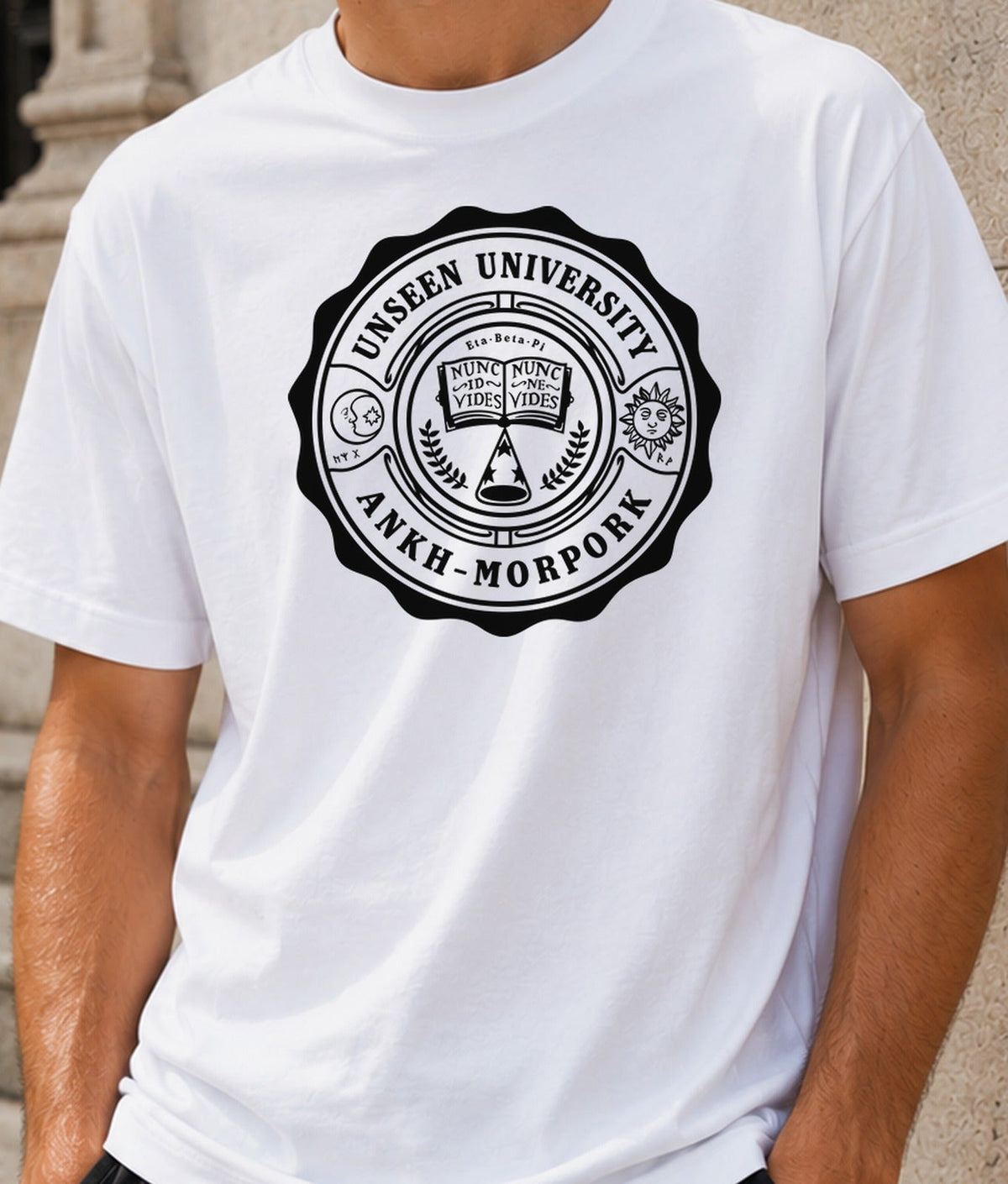 Camiseta Unseen University – Escudo de Universidad de Magos (blanca)
