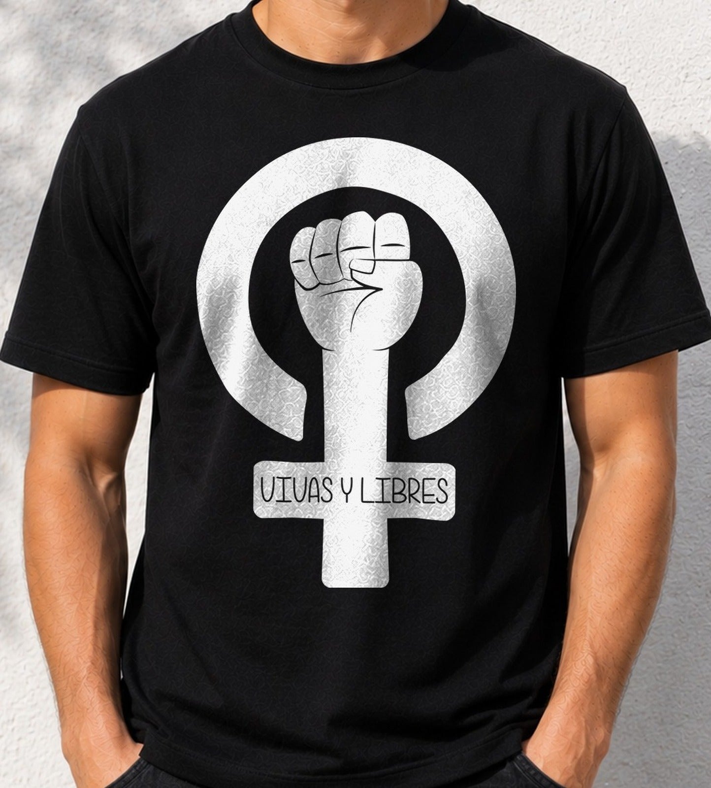 Camiseta Vivas y Libres – Símbolo Feminista (negra)