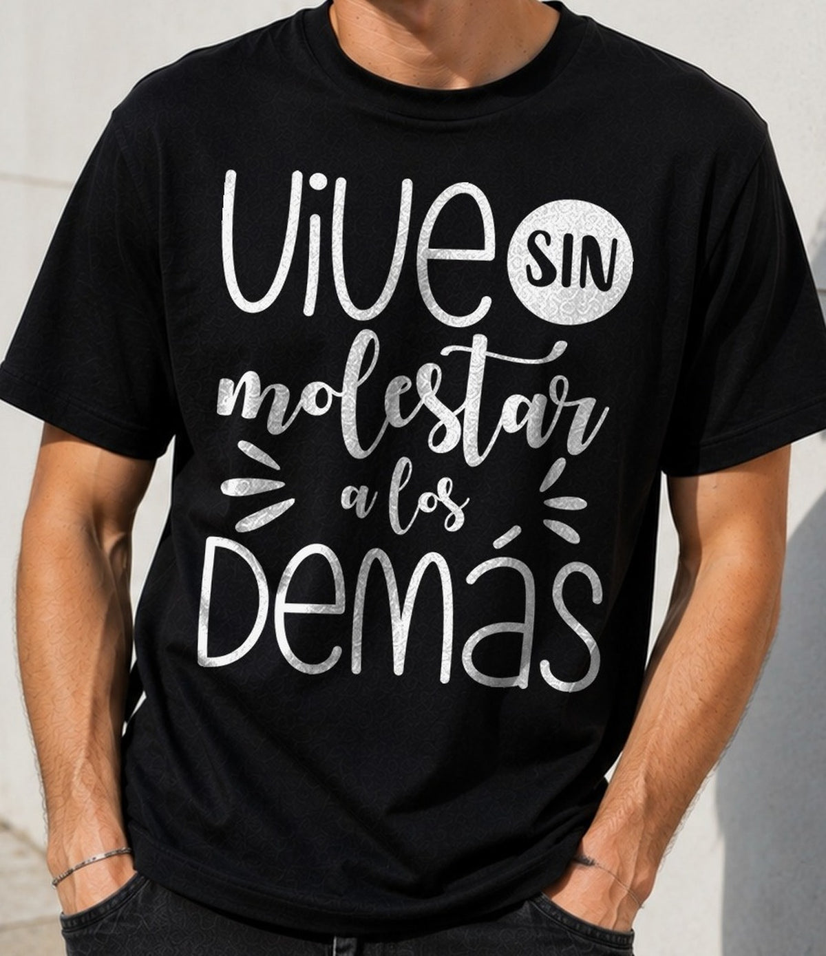 Camiseta Vive sin Molestar – Frase para Gente Tranquila (negra)