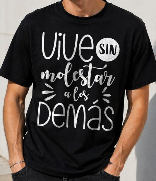Camiseta Vive sin Molestar – Frase para Gente Tranquila (negra)