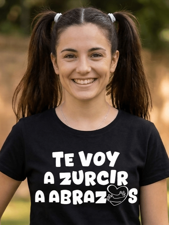 Camiseta Zurcir a abrazos - El Cajón Friki