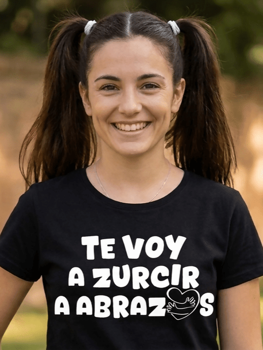 Camiseta Zurcir a abrazos - El Cajón Friki