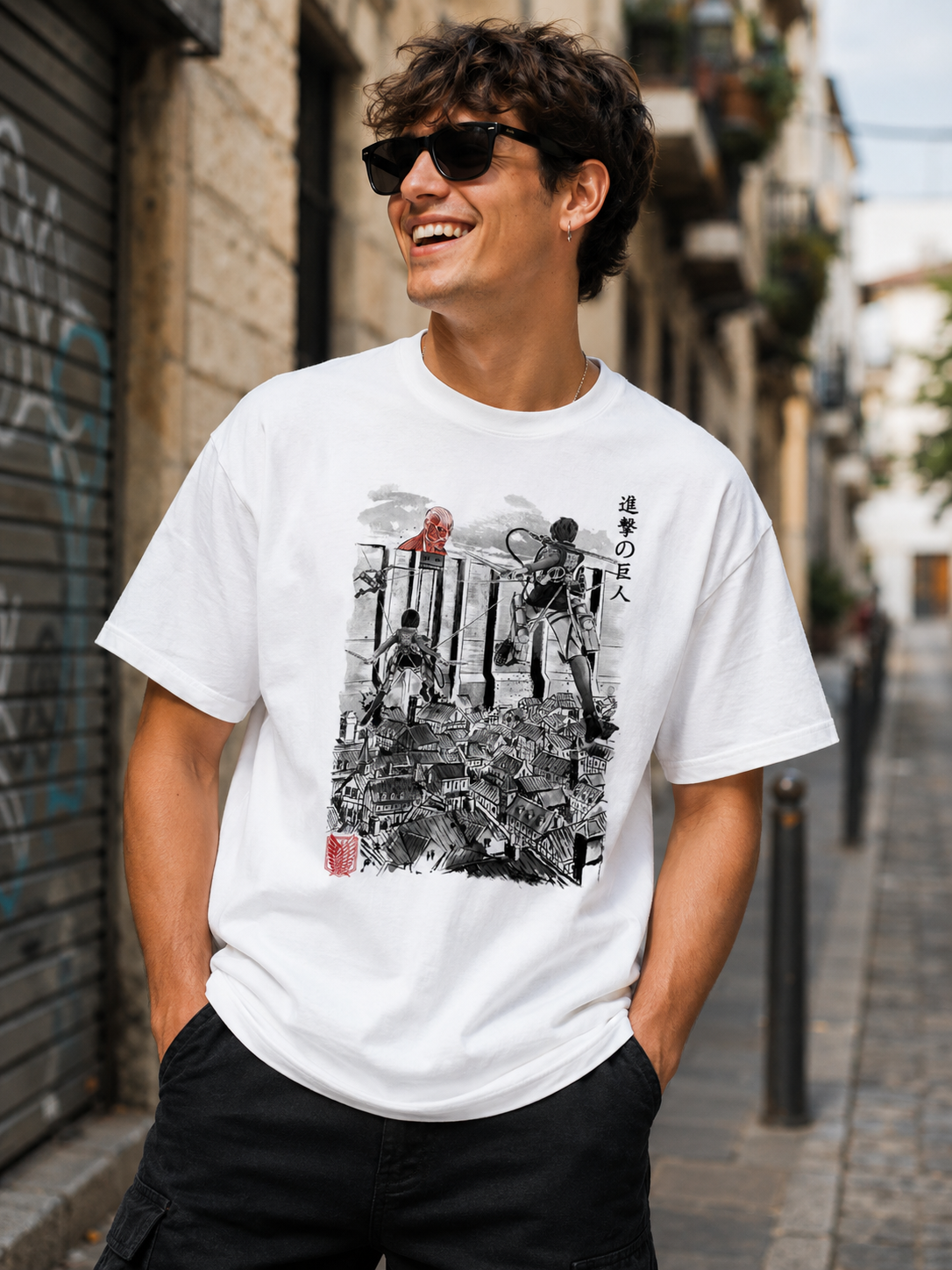 Camiseta blanca con ilustración a tinta del Cuerpo de Exploración volando sobre la ciudad y el Titán Colosal, Attack on Titan, diseño de DRMONEKERS