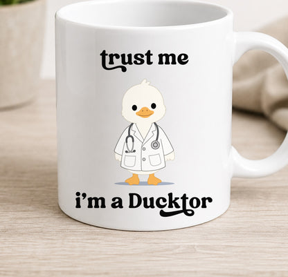 Taza Trust Me I M a Ducktor (blanca)