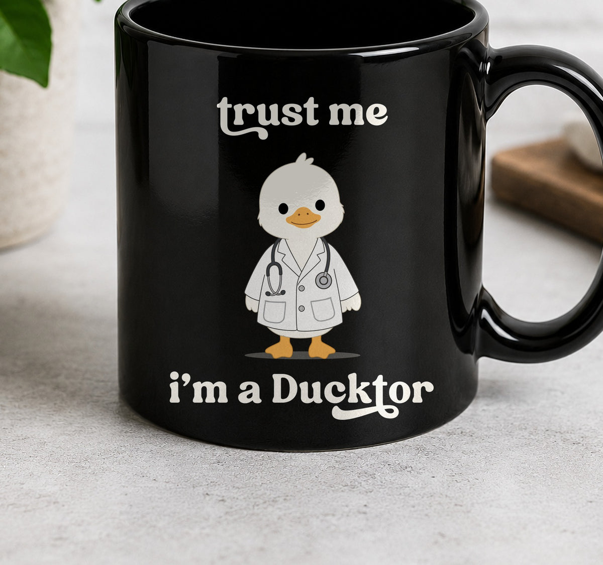 Taza Trust Me I M a Ducktor (negra)