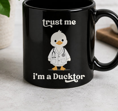 Taza Trust Me I M a Ducktor (negra)