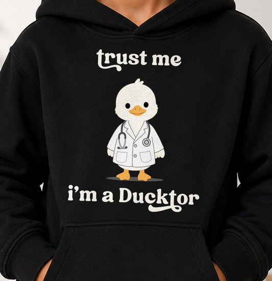 Sudadera niño Trust Me I M a Ducktor (negra)