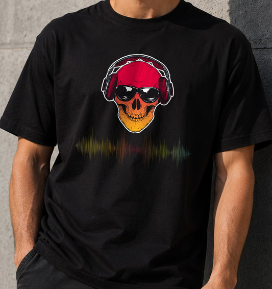 Camiseta Skull Podcaster – Calavera con Cascos (negra)