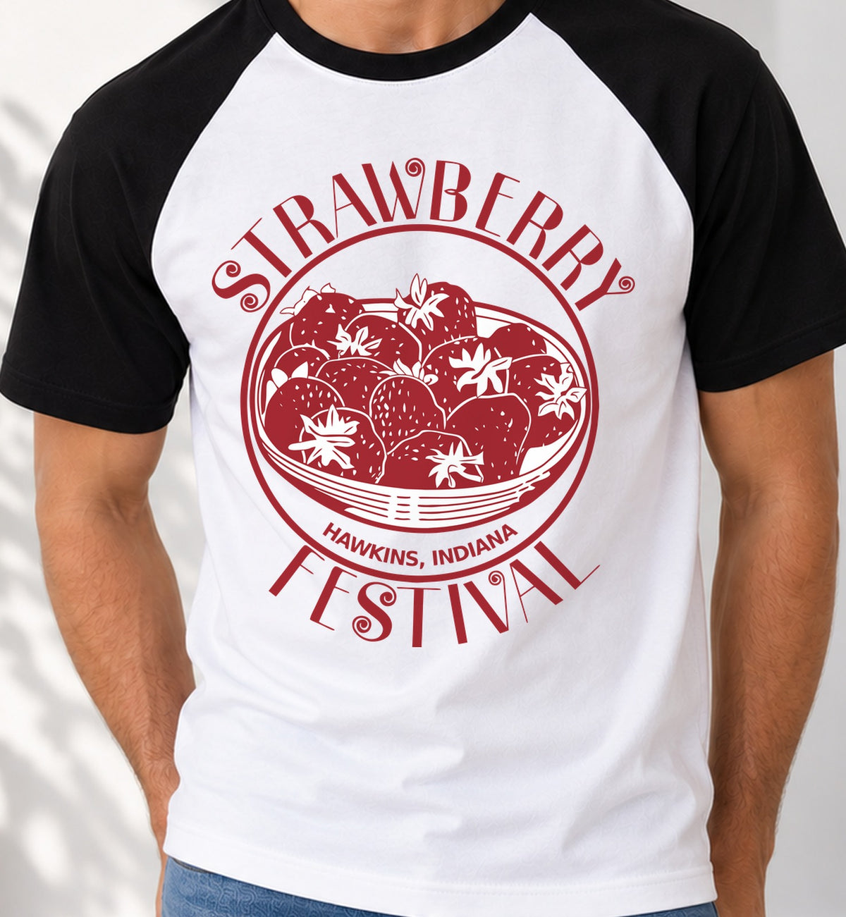 Camiseta baseball Strawberry Festival Hawkins Indiana – Stranger Things (blanca)