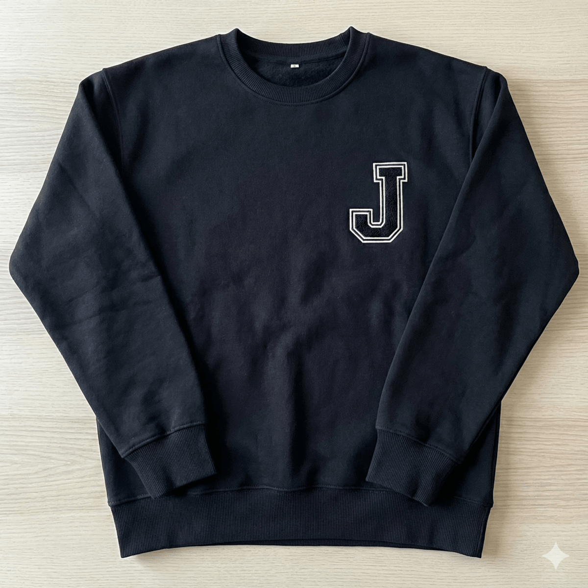 Sudadera Blanca Personalizable | Elige tu Inicial Estilo College - El Cajón Friki